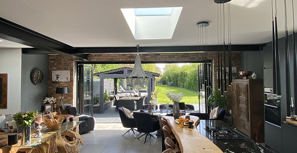 Flat roof single-storey extension